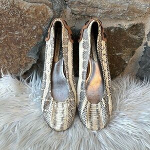 B. Makowsky Women’s “BM Rose” Snakeskin Ivory/Tan Flats size 8.5M